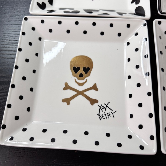 Betsey Johnson Set Of 4 7” Plates NWT Lips, Skulls, Rose And Hearts - Picture 2 of 8